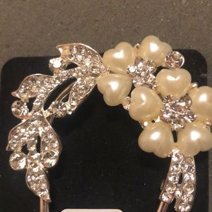 Beautiful hair pin special occasion. Sparkle with”diamonds-heart-shaped pearls”.